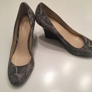 Banana Republic WomensSnakeSkin GrayBlack Wedges 5